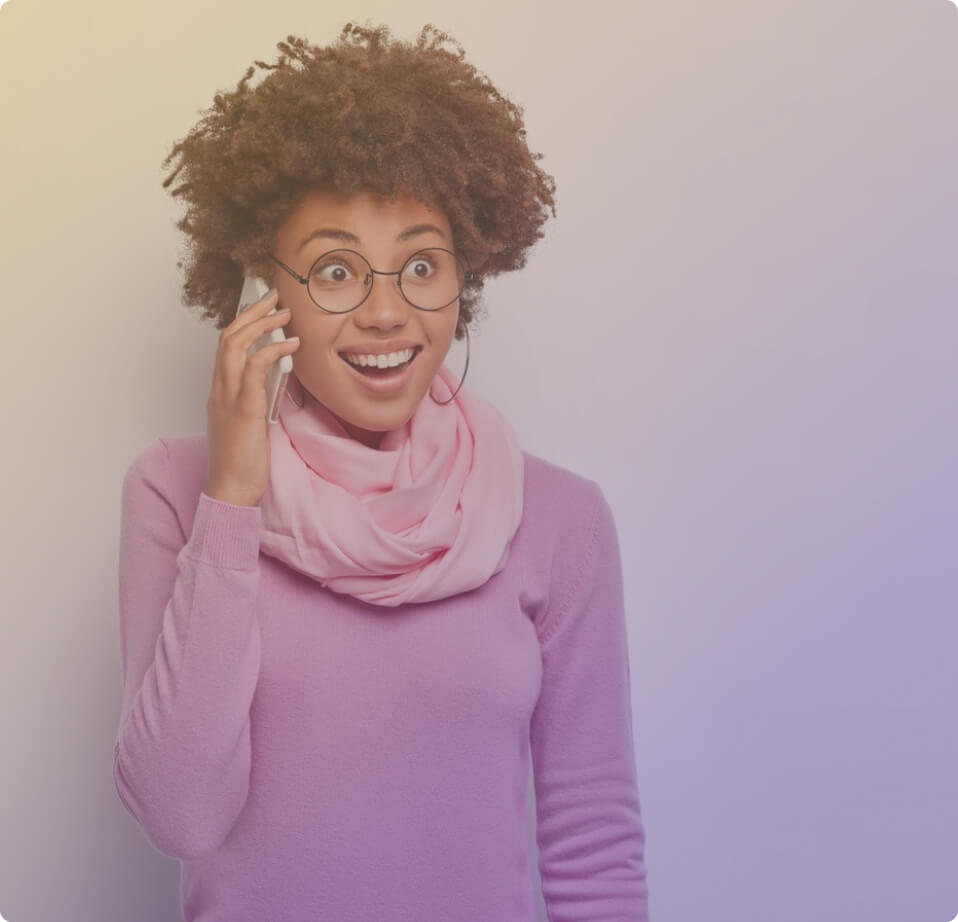 Fotografia de uma mulher sorrindo atendendo o telefone